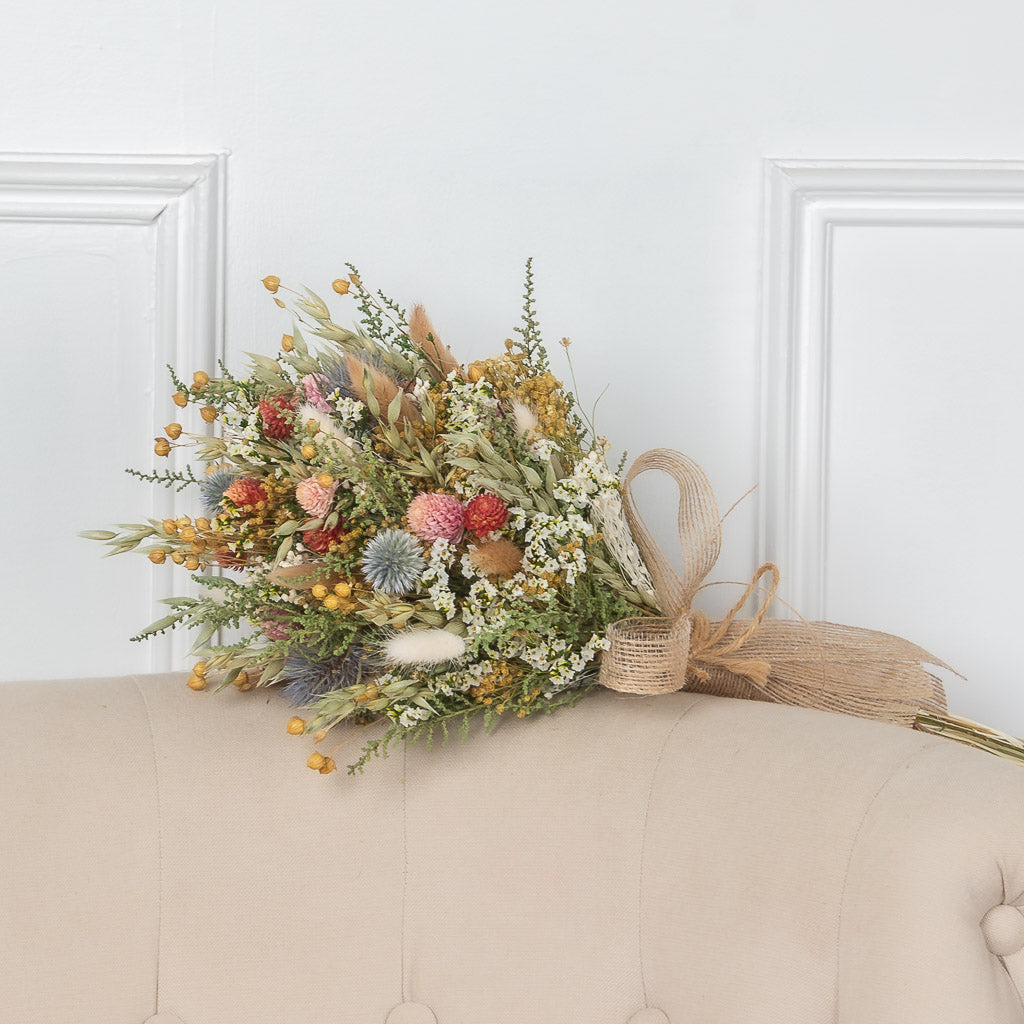 ramo de novia de estilo silvestre con flores secas y preservadas