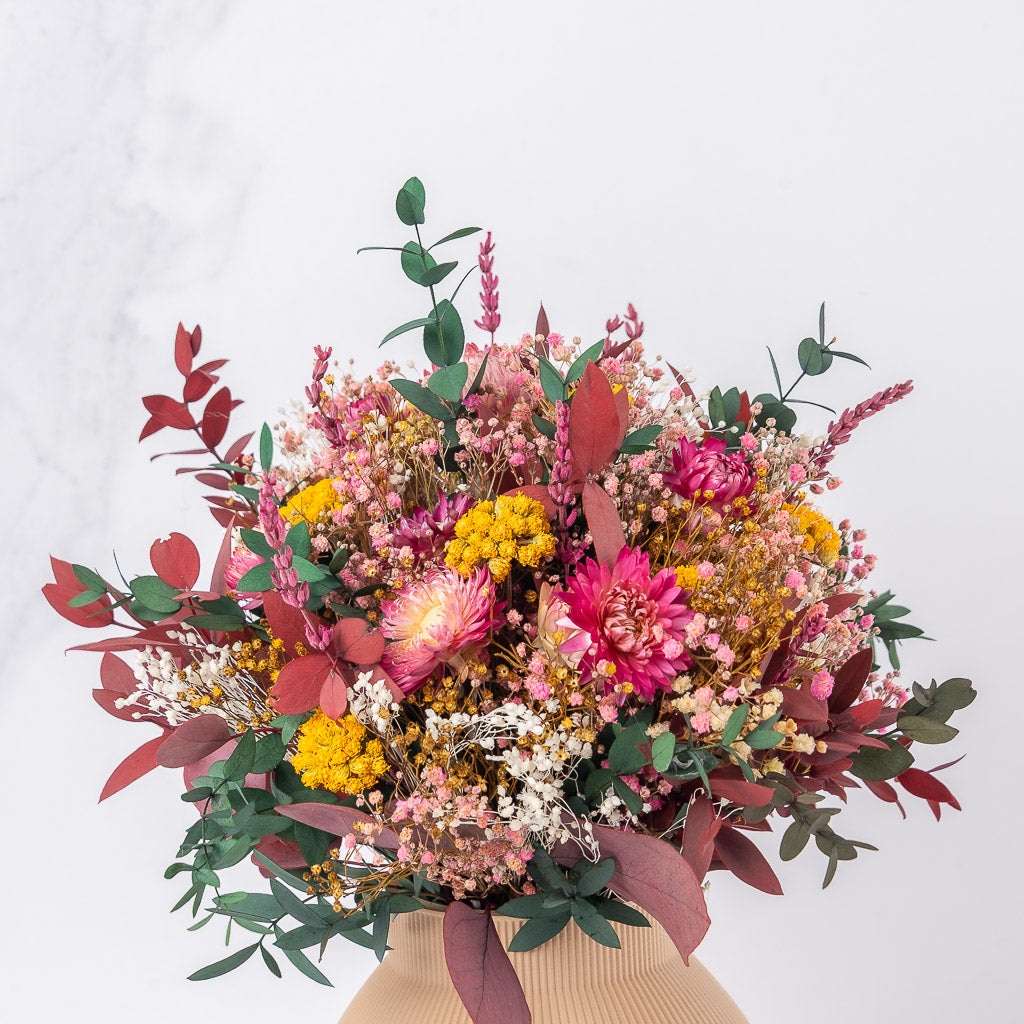 Ramo de flores preservadas de tonos ocres, burdeos y fúcsias