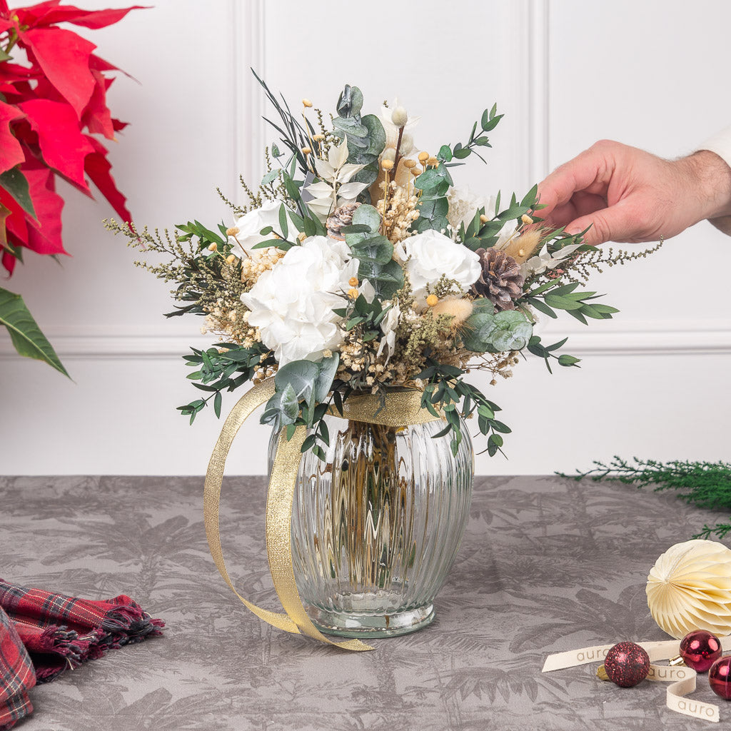 ramo de Navidad con flores preservadas, rosas, hortensias, eucaliptus