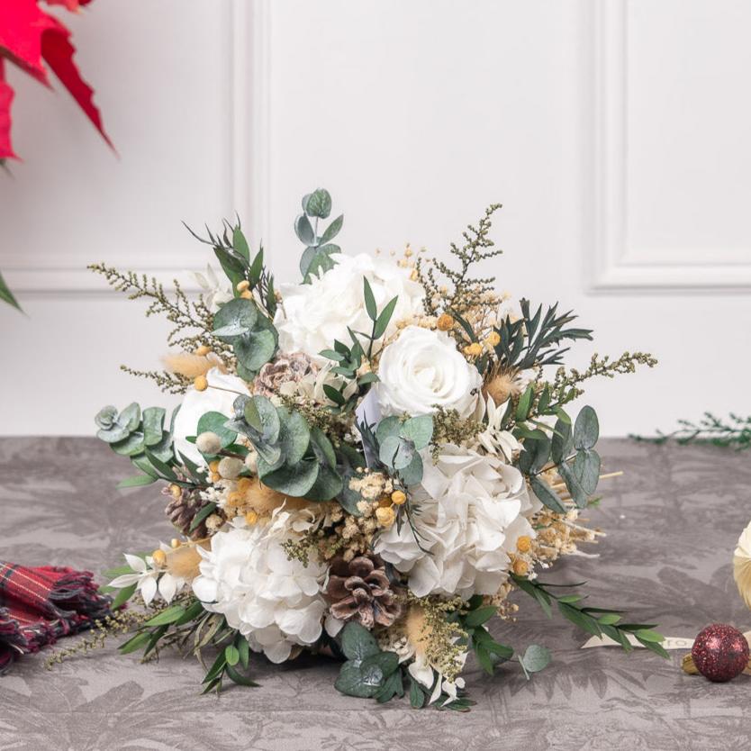ramo de Navidad con flores preservadas, rosas, hortensias, eucaliptus