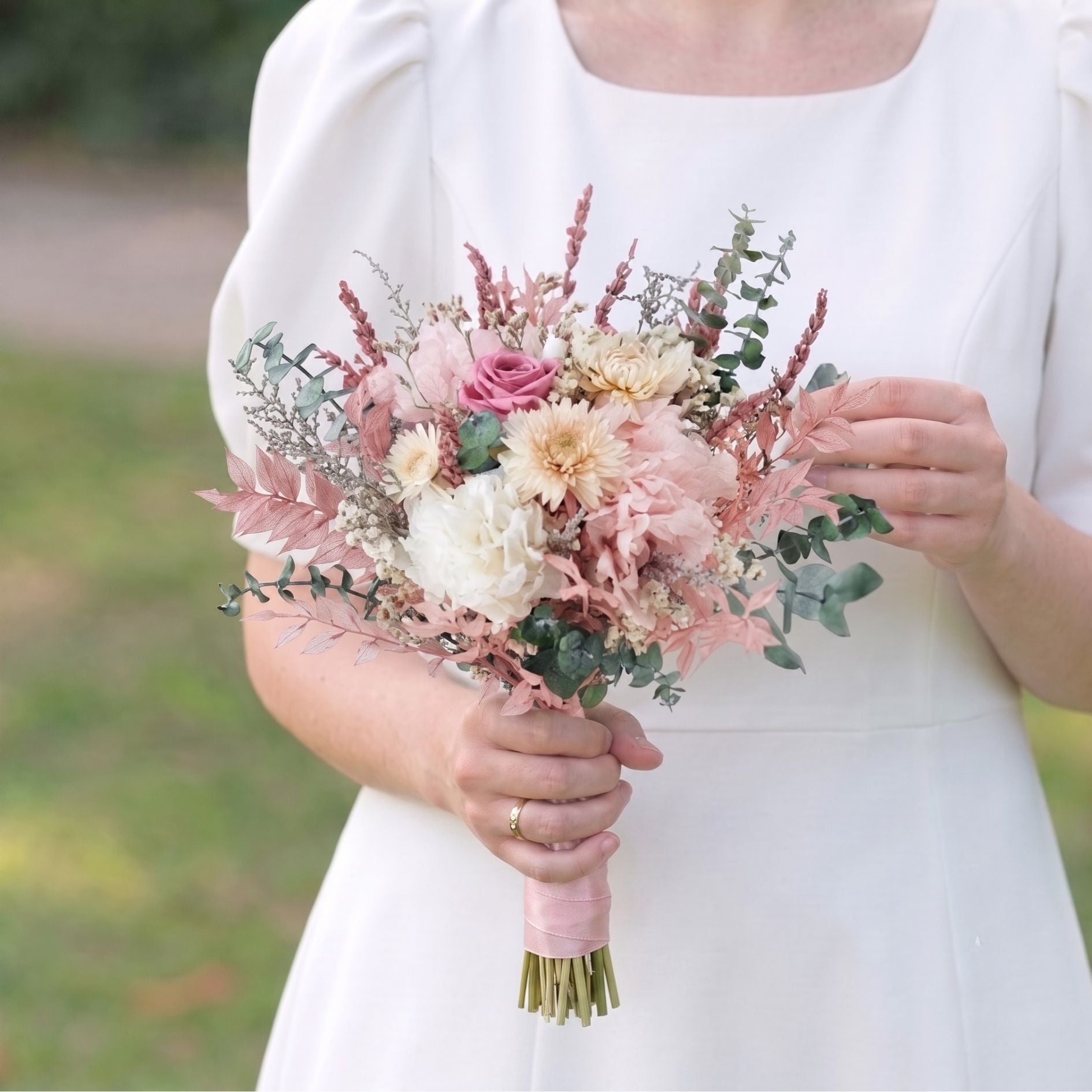 ramo de novia con rosas y hortensias preservadas Mon Villandry