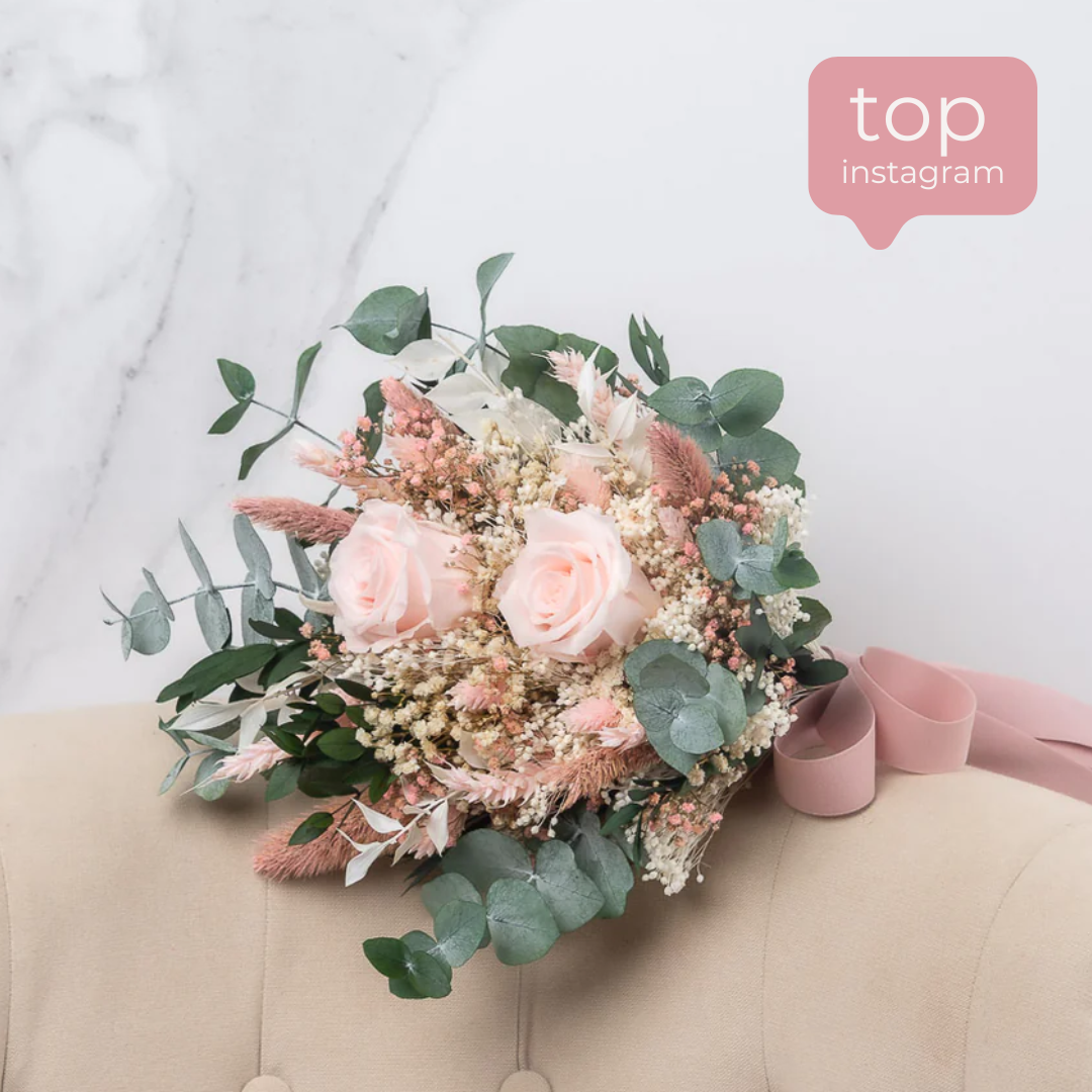 ramo de novia de rosas preservadas con eucalipto y flores eternas