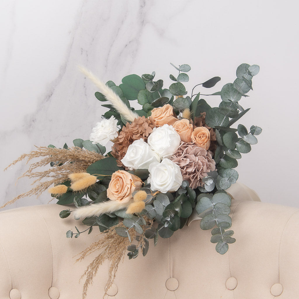 ramo de novia de flores preservadas con rosas blancas y rosas eternas