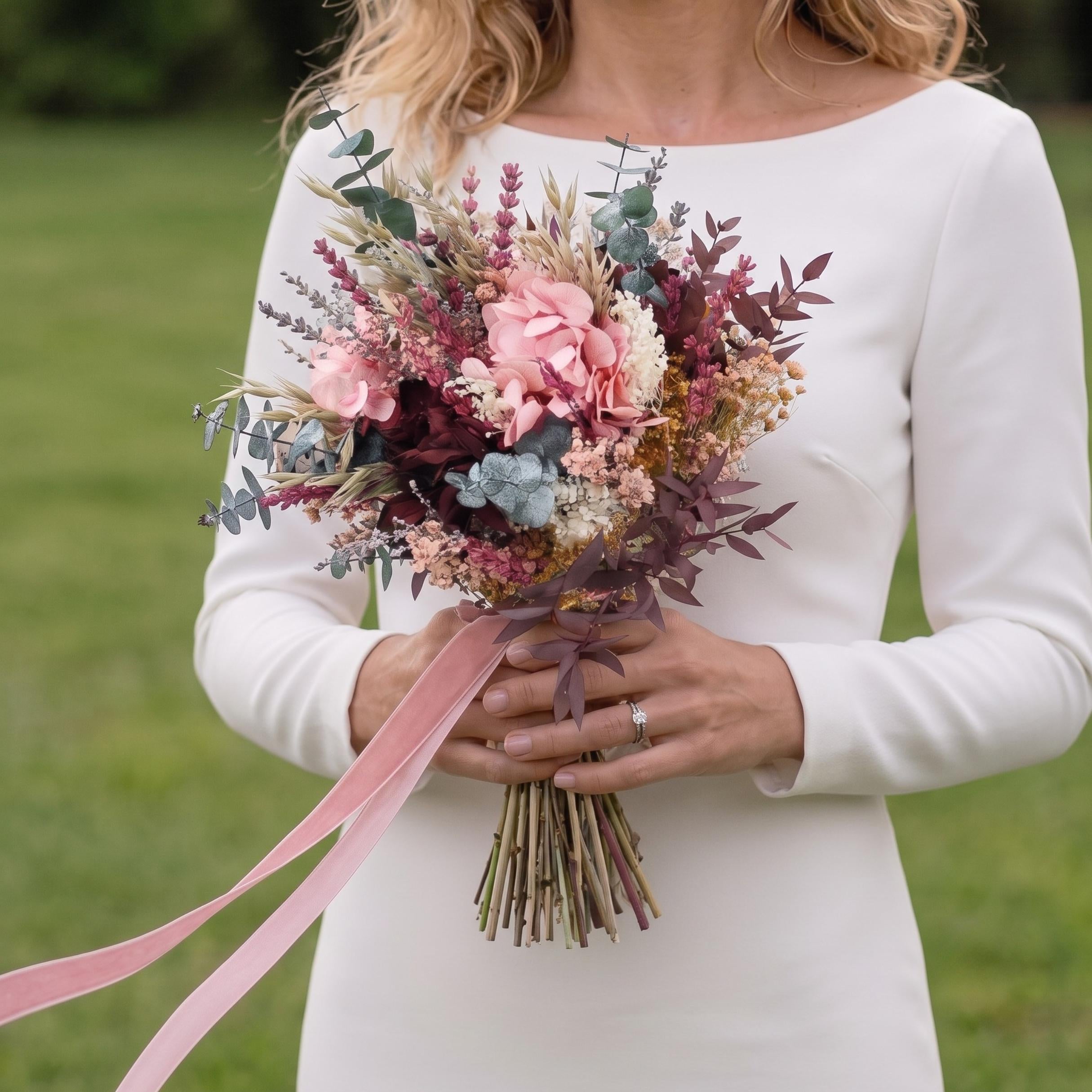 ramo de novia con flores preservadas con hortensias rosas y burdeos