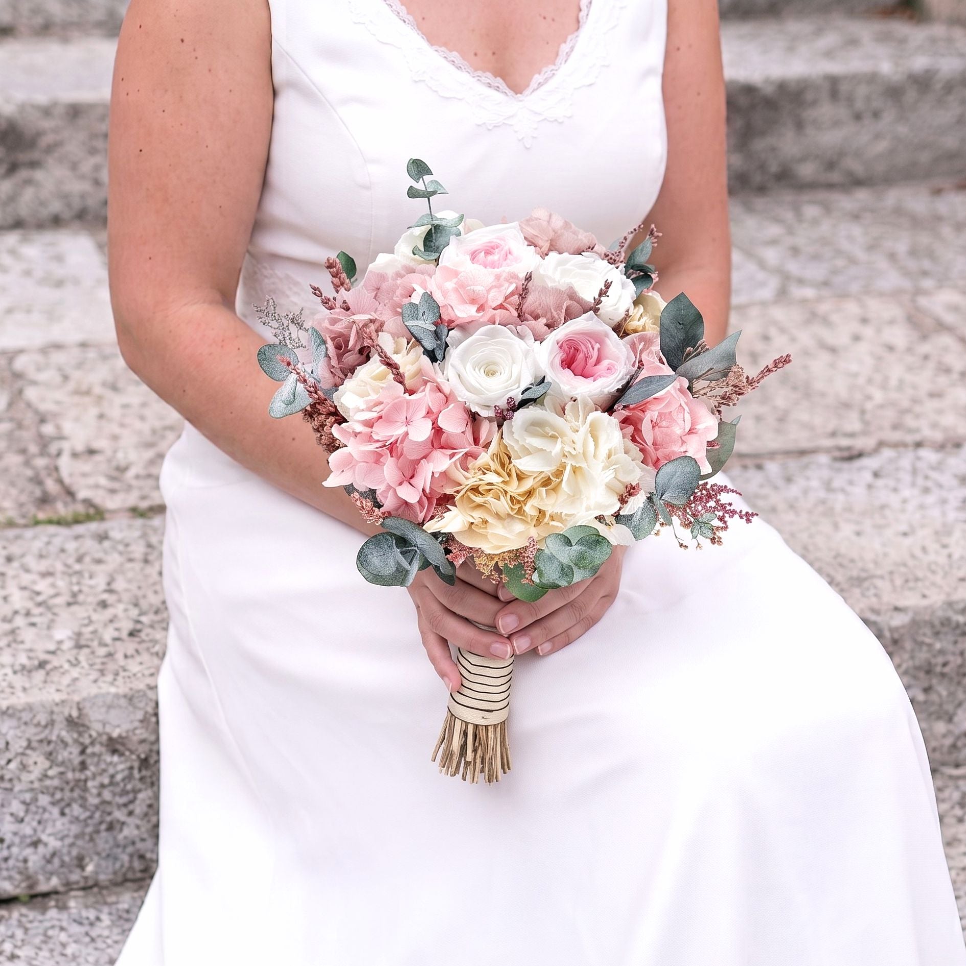 ramo de novia con rosas y hortensias preservadas bouquet aniston