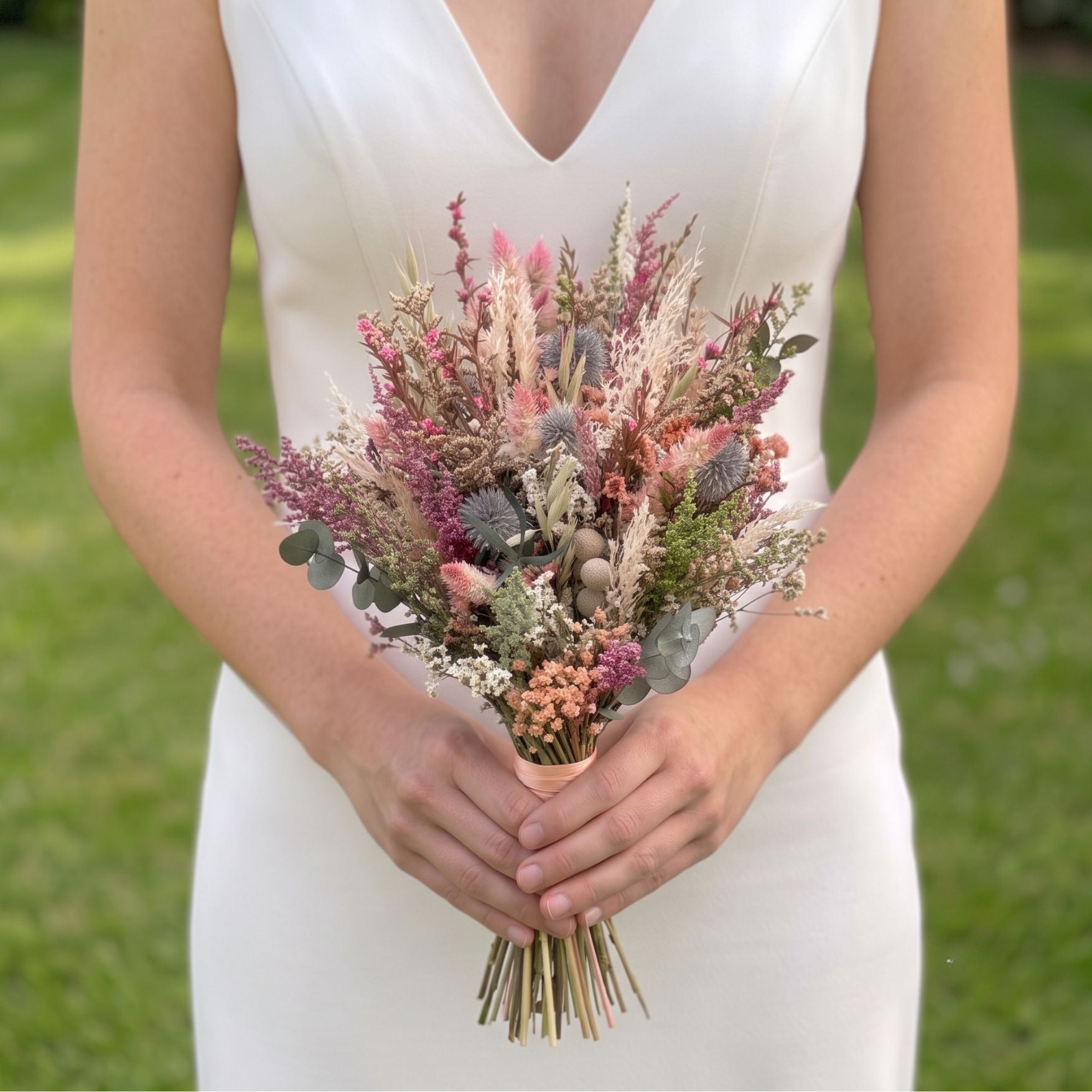 ramo de novia con flores preservadas estilo silvestre