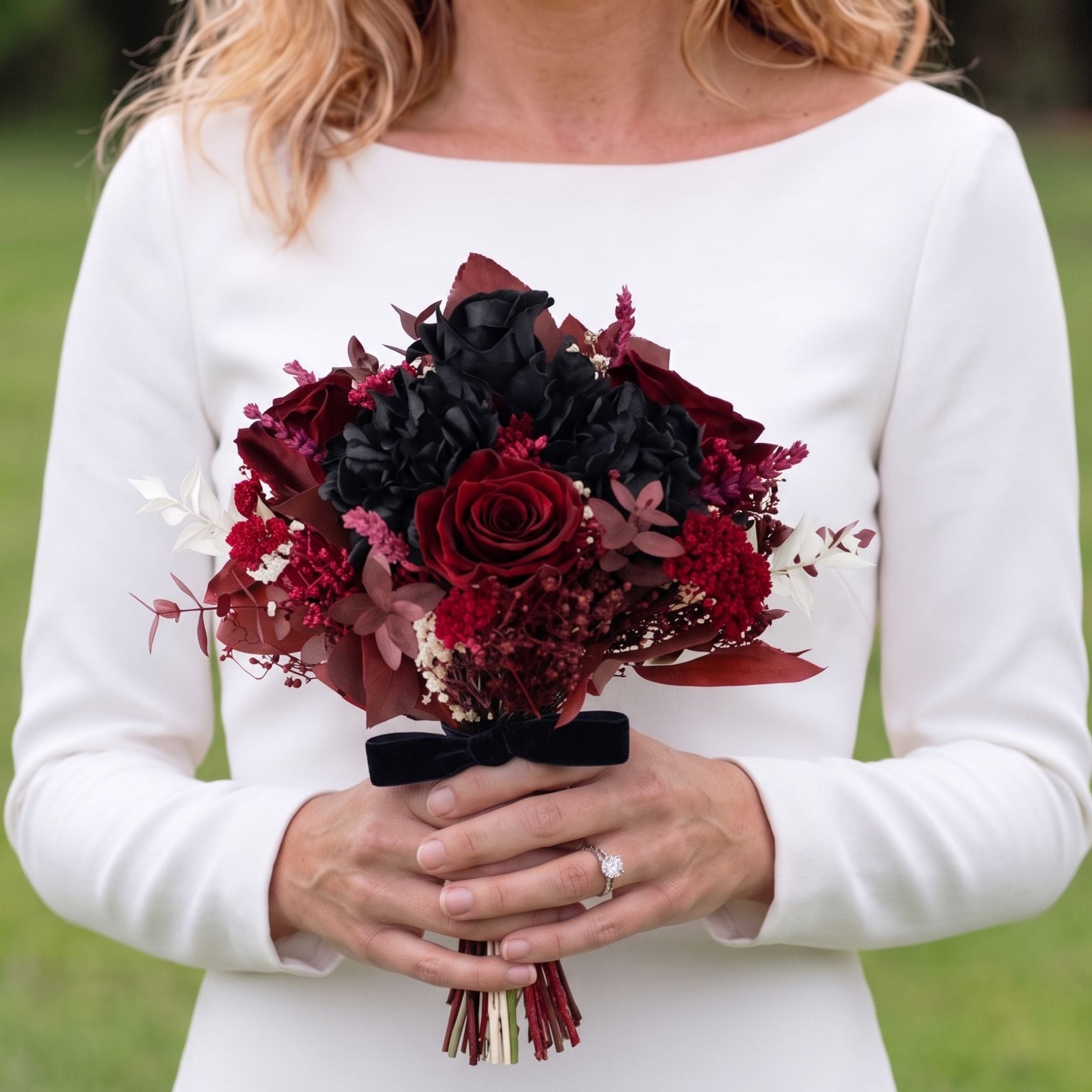 ramo de novia de flores preservadas con rosas burdeos, hortensias negras 