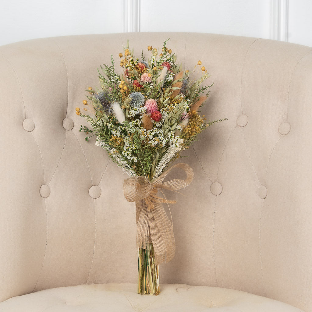 ramo de novia de estilo silvestre con flores secas y preservadas