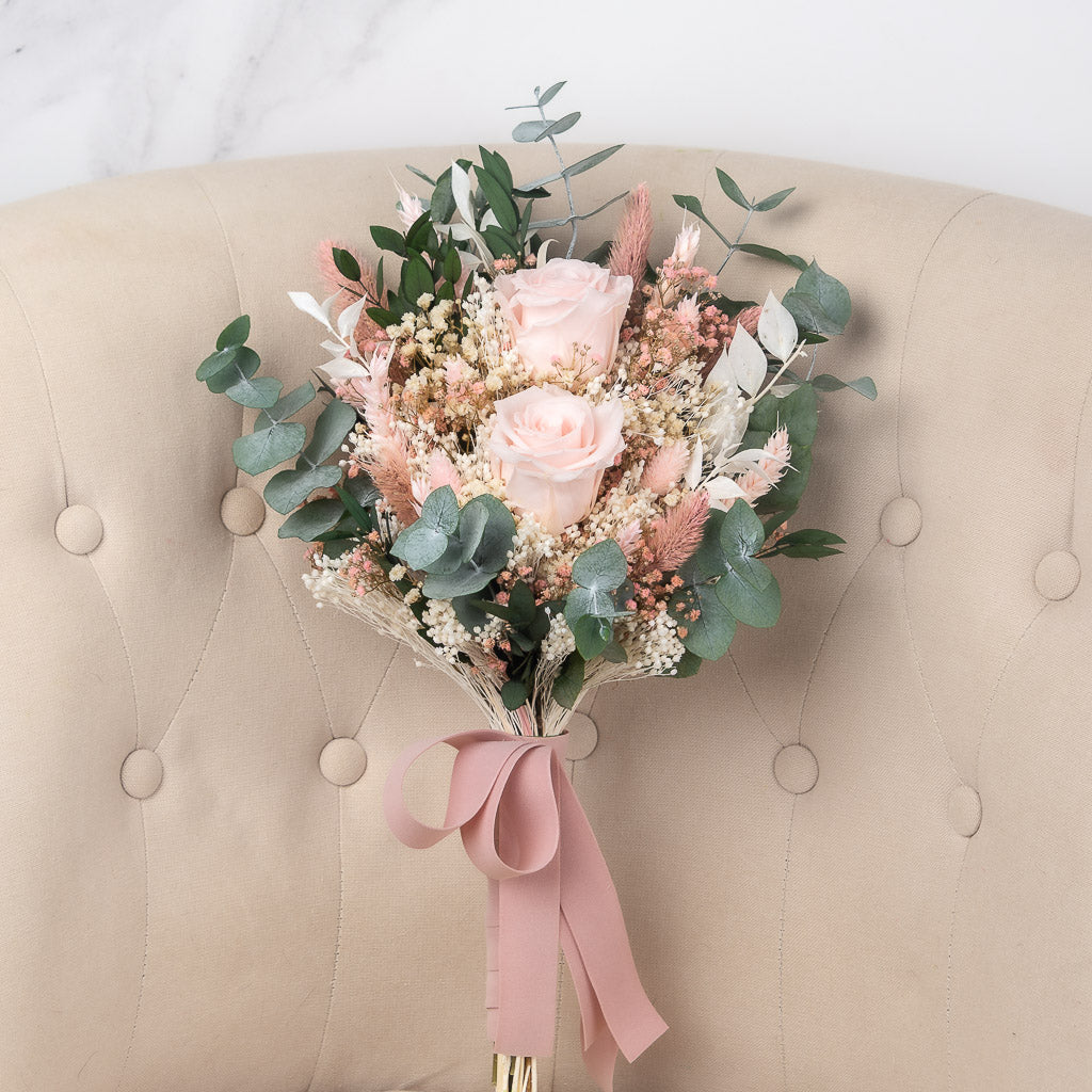 ramo de novia de rosas y flores rosas preservadas