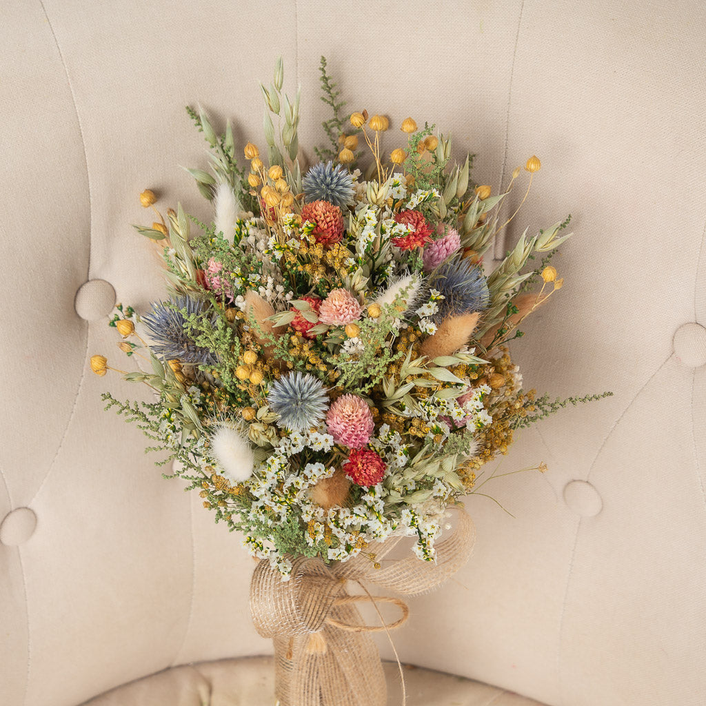 ramo de novia de estilo silvestre con flores secas y preservadas