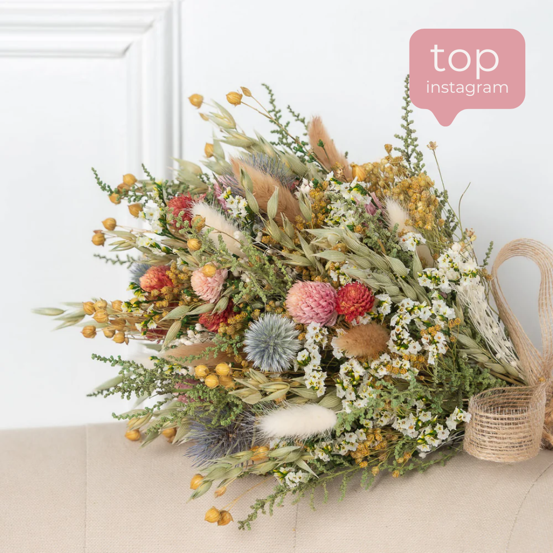 ramo de novia de estilo silvestre con flores secas y preservadas