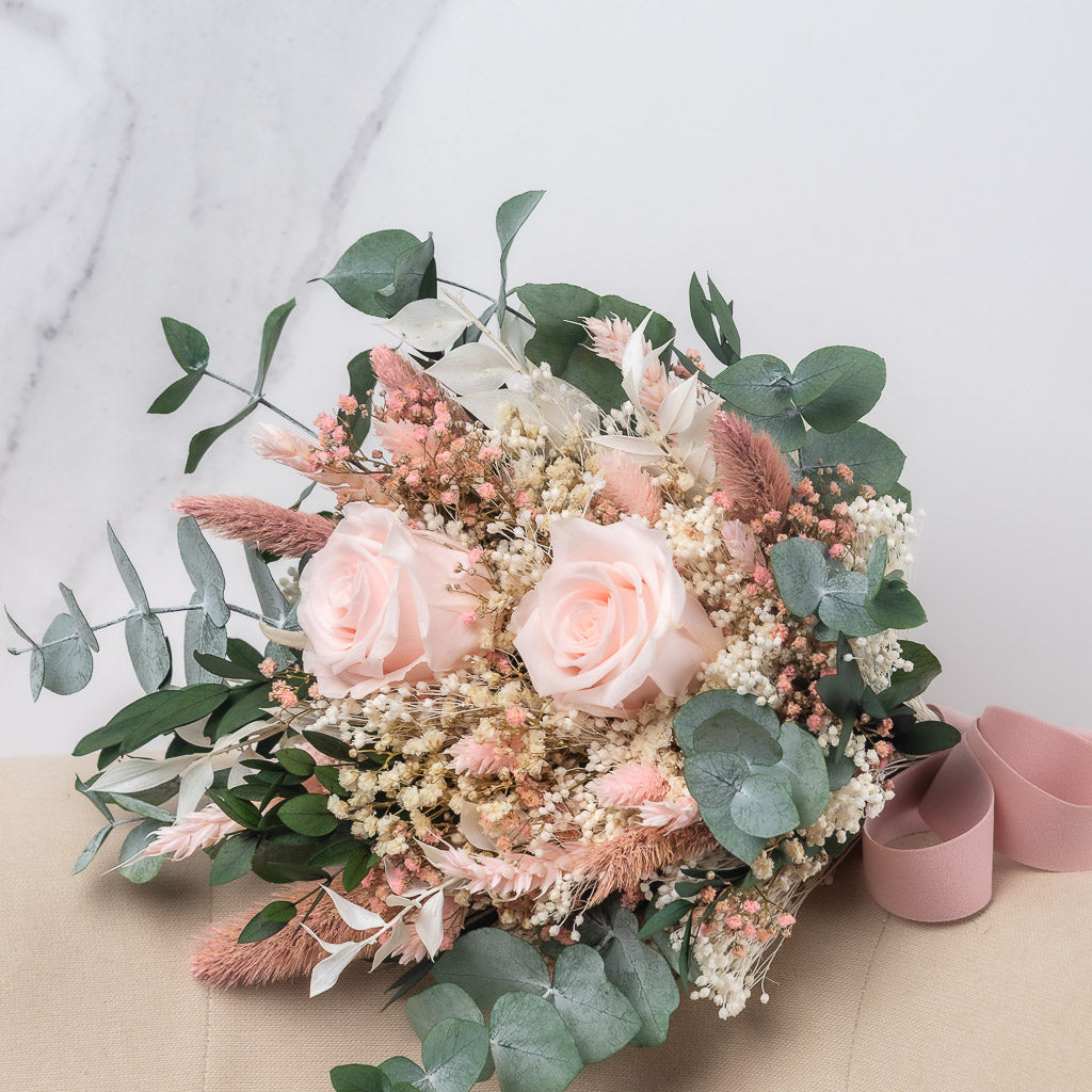 ramo de novia de rosas y flores rosas preservadas