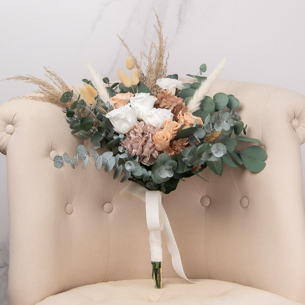 ramo de novia de flores preservadas con rosas blancas y rosas eternas