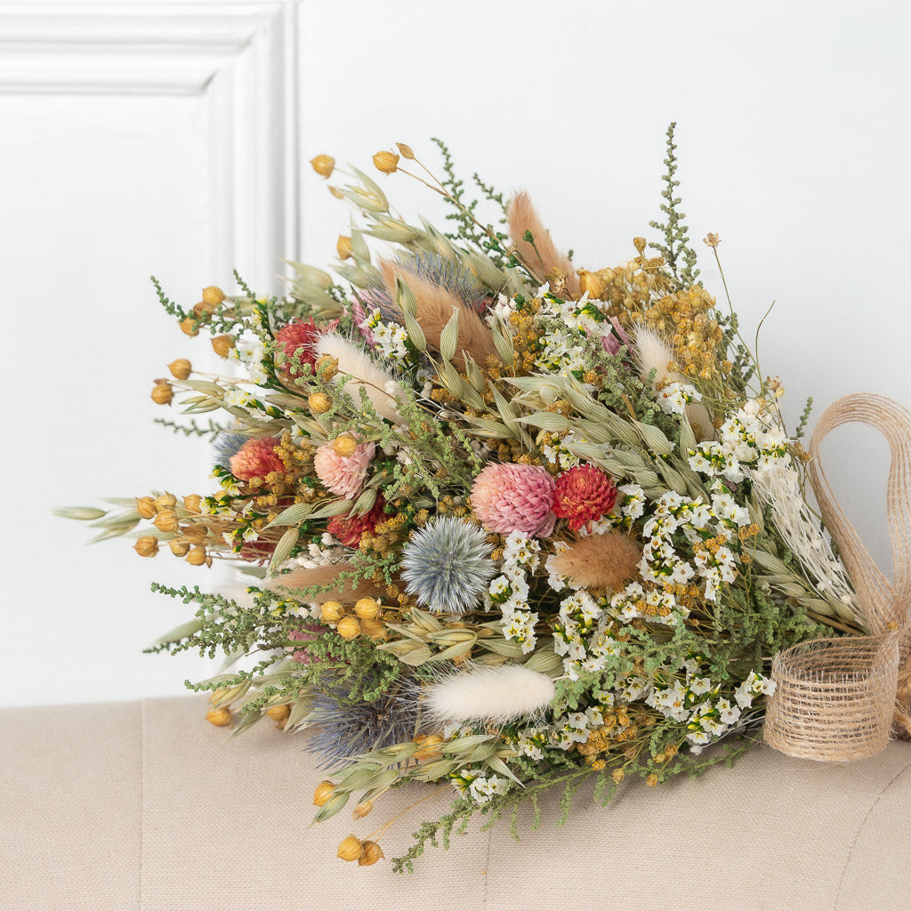 ramo de novia de estilo silvestre con flores secas y preservadas