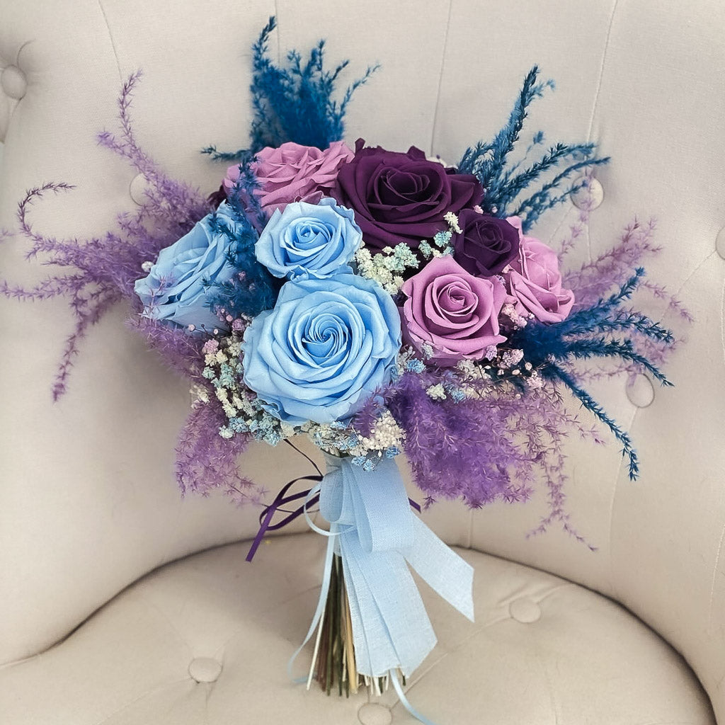 ramo de 14 rosas lilas y azules preservadas