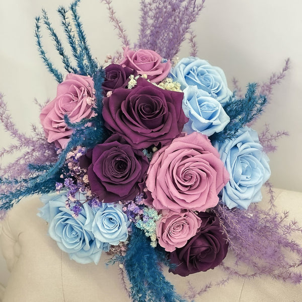ramo de 14 rosas lilas y azules preservadas