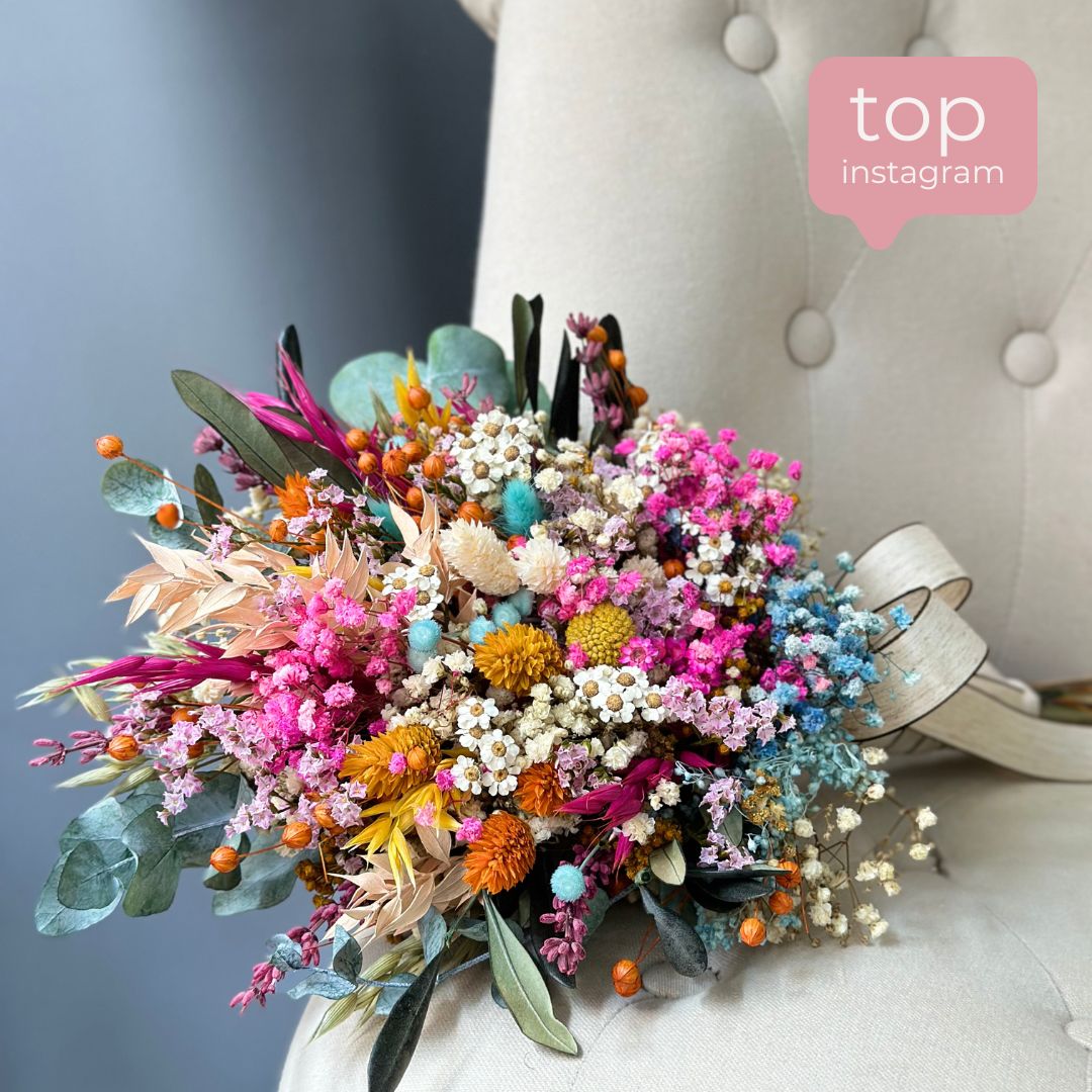 ramo de novia de flores preservadas de estilo silvestre y colorido