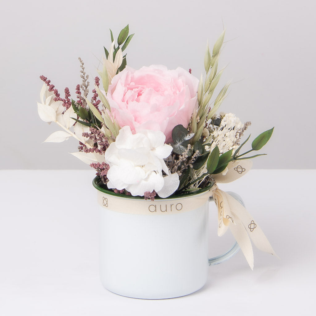 taza con flores preservadas peonia dolce