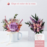 tazas con rosa eterna y flores preservadas