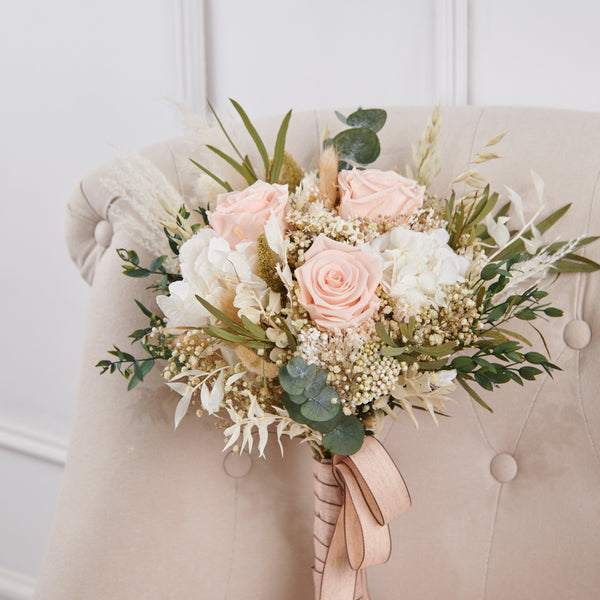 ramo de novia preservado con rosas nuede, hortensias blancas y flores blancas preservadas