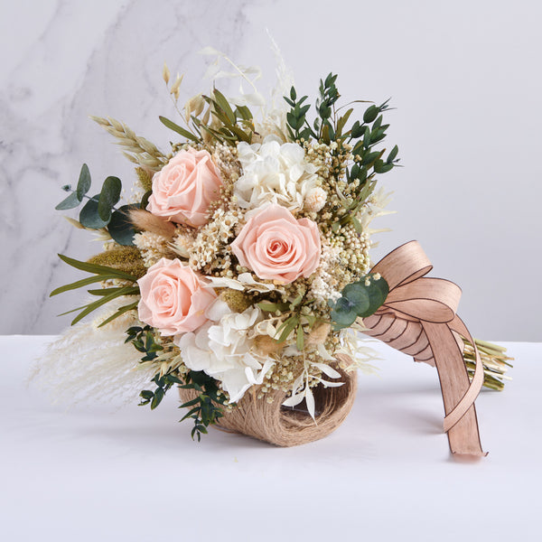ramo de novia con rosas nude preservadas, hortensia blanca y eucaliptus