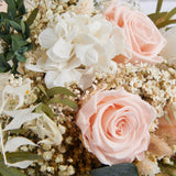 detalle de rosa nude preservada y hortensia blanca