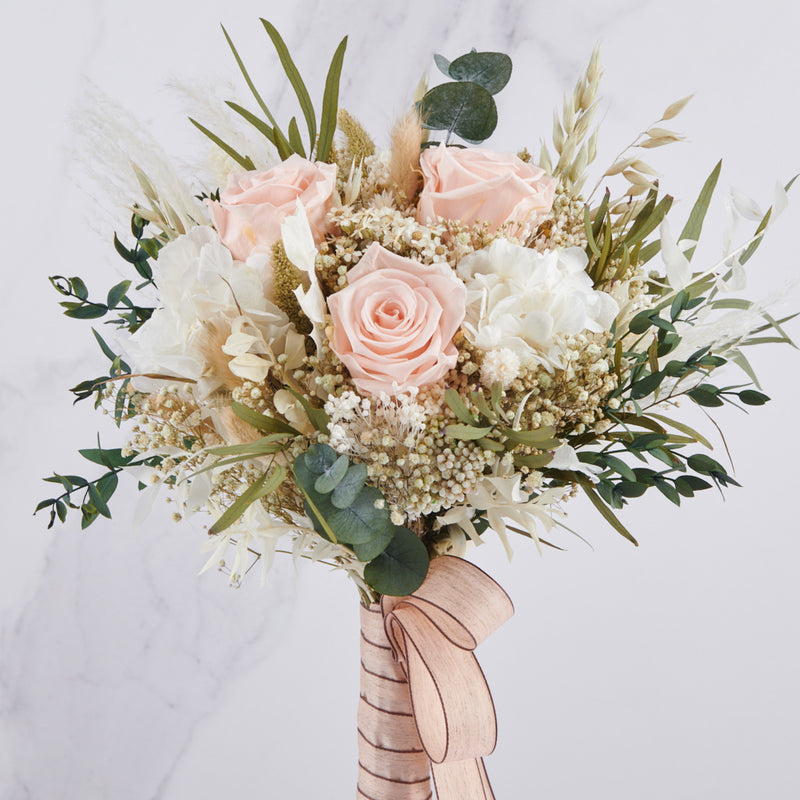 ramo de novia alfama con rosas eternas y hortensias preservadas
