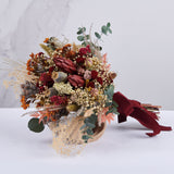 ramo de novia estilo boho chic con eucaliptus, pampas y flores rústicas y proteas