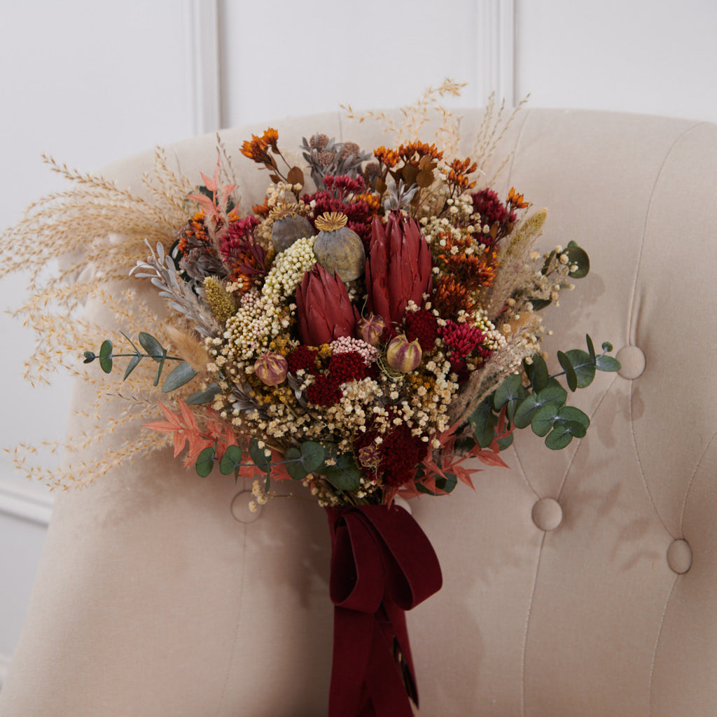 ramo de novia estilo boho chic con protea roja, pampa y eucaliptus