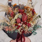 ramo de novia preservado estilo boho chic con protea y pampas
