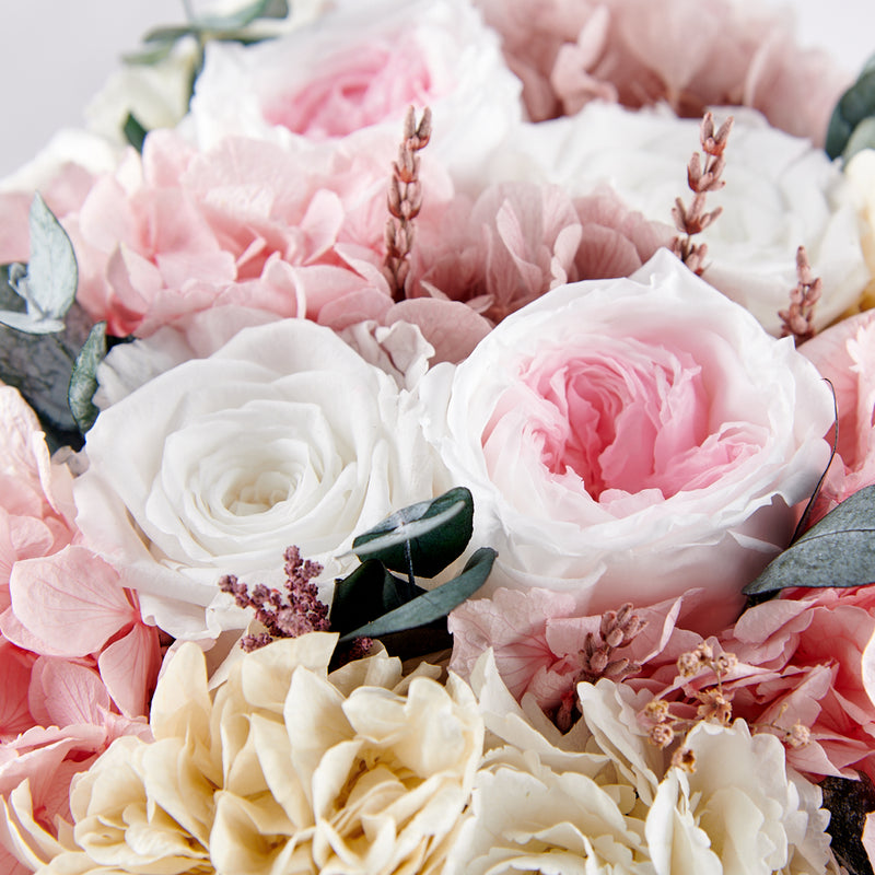 Bouquet Aniston de novia con rosas y hortensias preservadas. Detalle