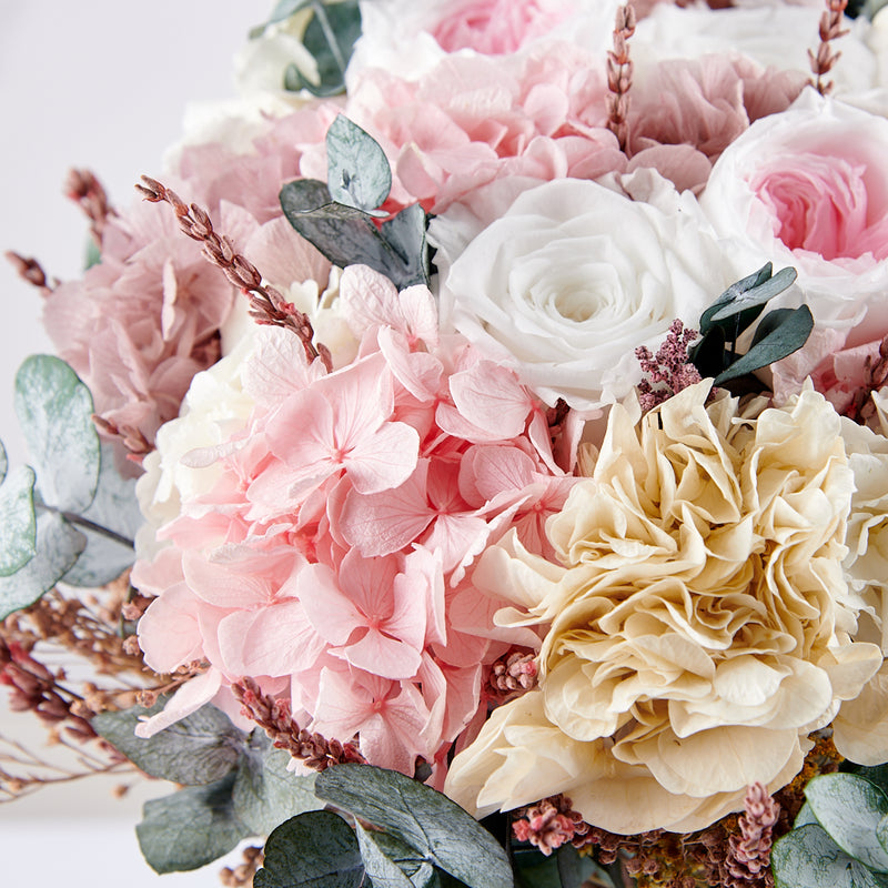 Bouquet Aniston de novia con rosas y hortensias preservadas. Detalle