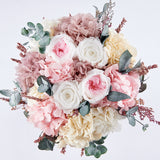 Bouquet Aniston de novia con rosas y hortensias preservadas. Vista cenital