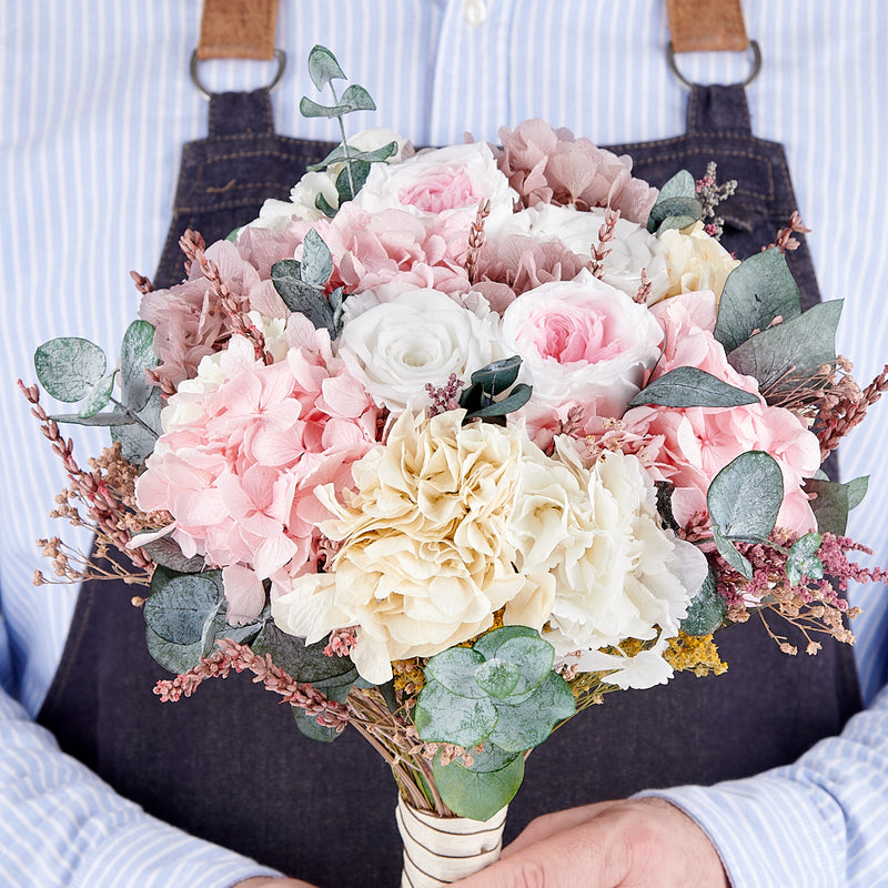 Bouquet Aniston de novia con rosas y hortensias preservadas