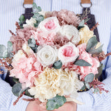 Bouquet Aniston de novia con rosas y hortensias preservadas.