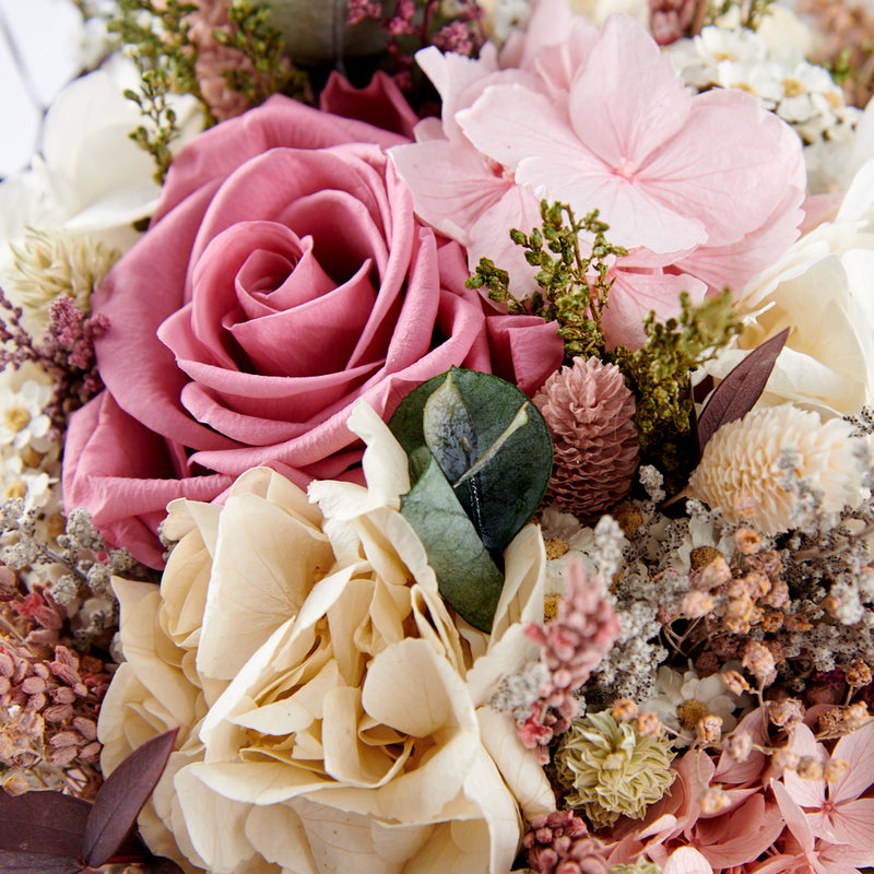 Bouquet Celine, ramo de flores preservadas con rosa empolvada y hortensias. Detalle