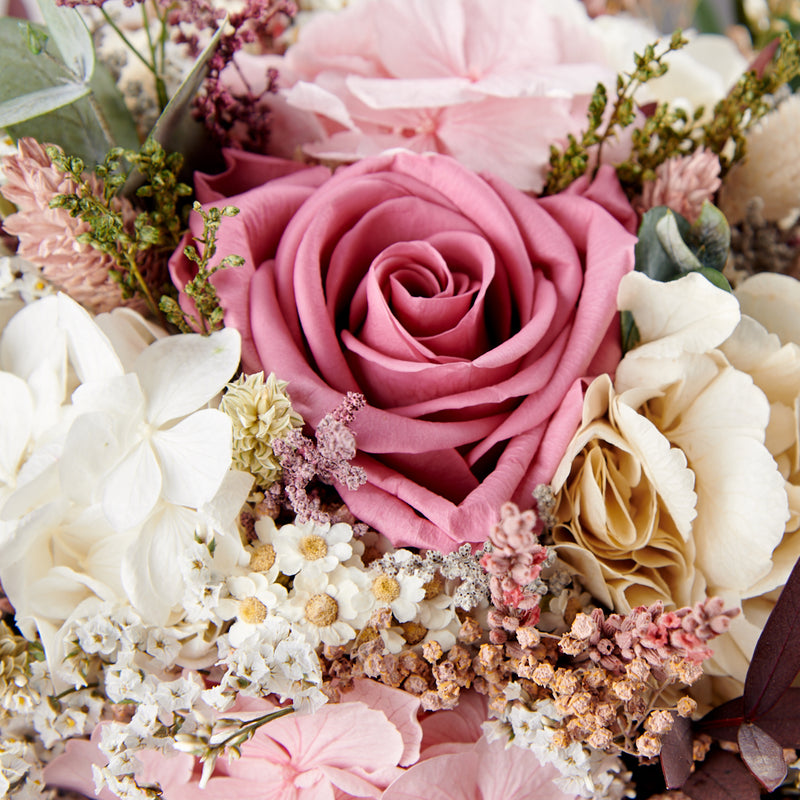 Bouquet Celine, ramo de flores preservadas con rosa empolvada y hortensias. Detalle