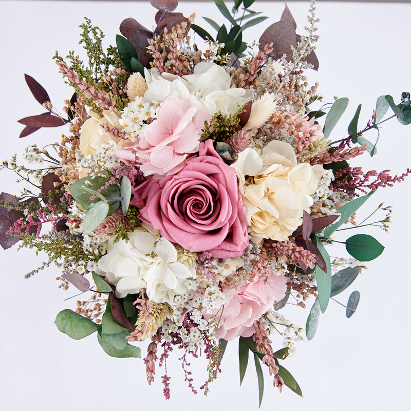 Bouquet Celine, ramo de flores preservadas con rosa empolvada y hortensias. Vista cenital