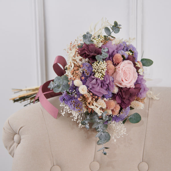 ramo de novia con rosa nude preservado con hortensia lila y eucaliptus