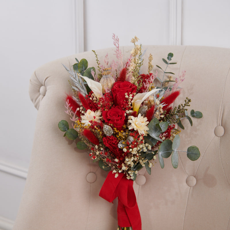 ramo de novia preservado con calas, rosas rojas y flores blancas preservadas