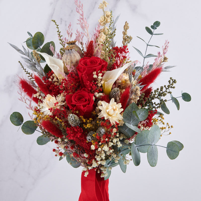 ramo de novia con calas blancas y rosas rojas preservadas
