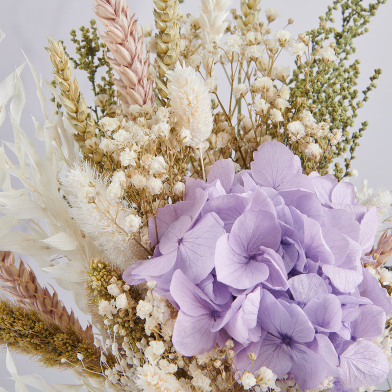 detalle de hortensia lila preservada con flores eternas