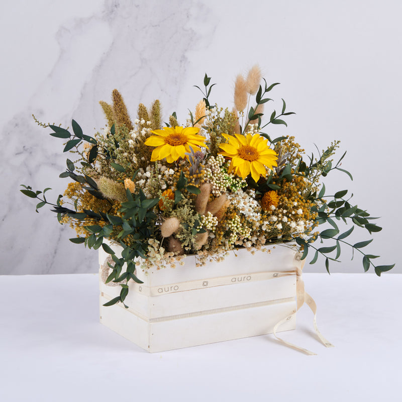 centro de flores preservadas en caja de madera con girasoles y eucaliptus preservados zoom