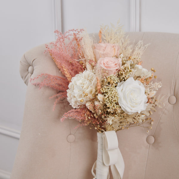 ramo de novia con rosas preservadas y pampas naturales