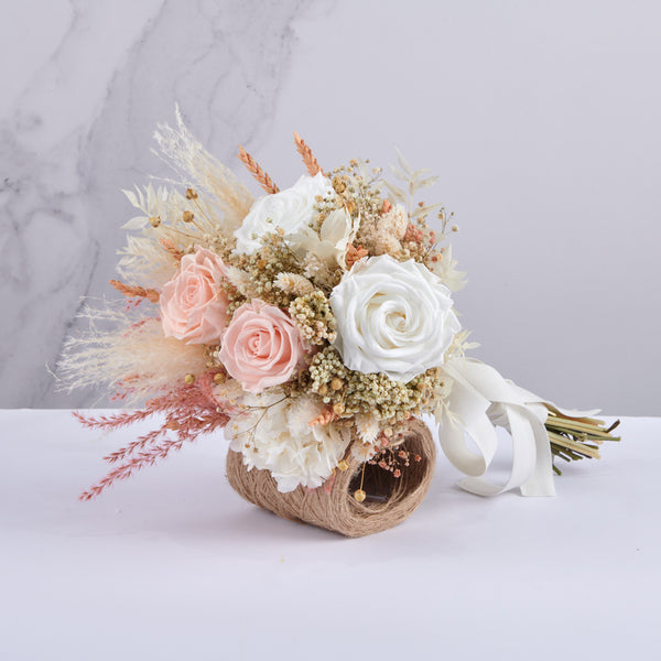 ramo de novia bohemio con flores preservadas, rosas y hortensias
