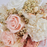 rosas preservadas con hortensias y flores blancas eternas