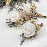 Prendidos con mini rosa blanca