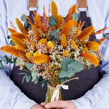 ramo de flores preservadas maison doree bouquet de mano en tonos naranjas