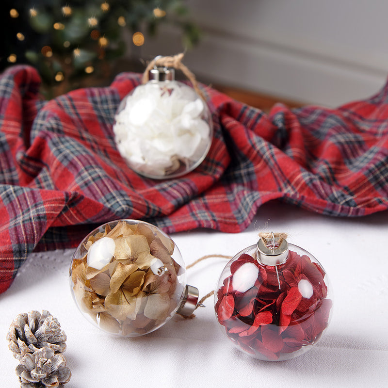bolas de navidad con hortensia preservada
