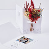tarjeta con ramillete de flores y foto